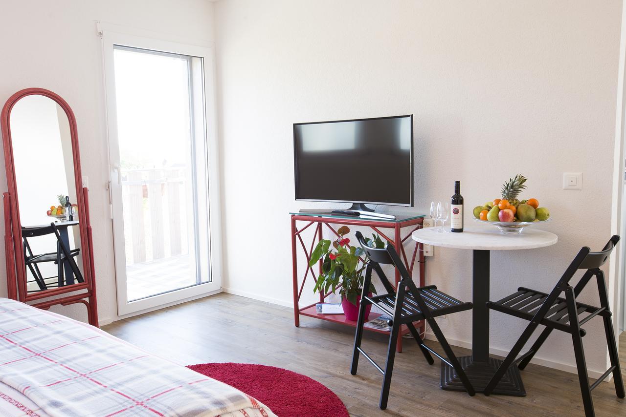 Bed and Breakfast Cave Du Treyblanc Luins Exterior foto